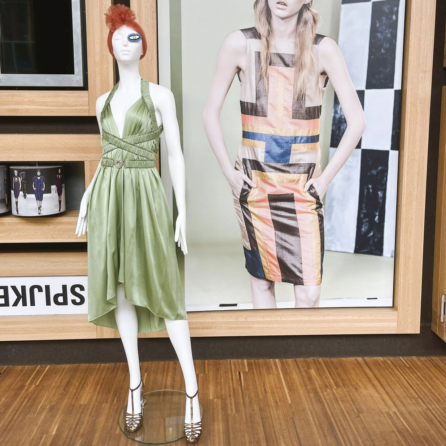 Decoración de escaparate de alta gama Maniquíes de escaparate abstractos blancos de hombre y mujer de BINK vestidos en un showroom de moda contemporáneo.