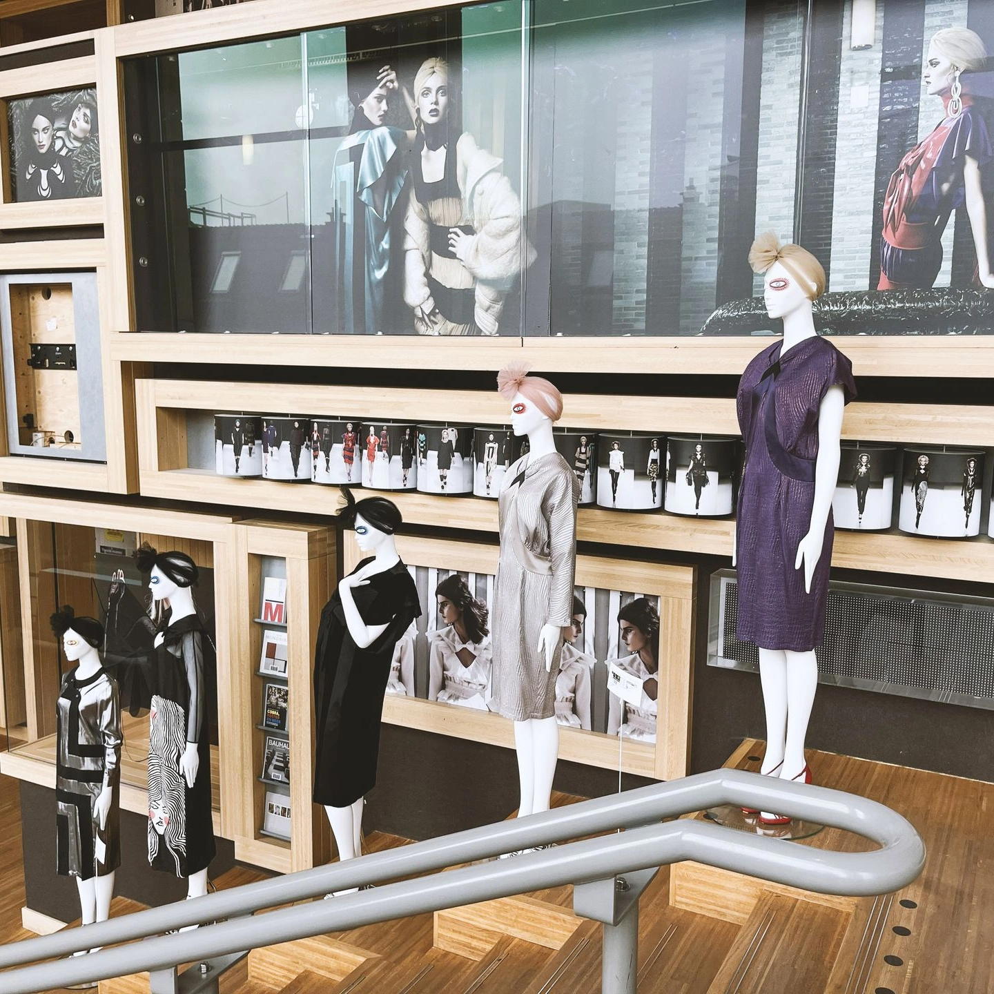 Presentación temporal en tienda con maniquíes alquilados Maniquíes de tienda ligeros y resistentes a los impactos utilizados para una exhibición temporal de ropa en una tienda pop-up.